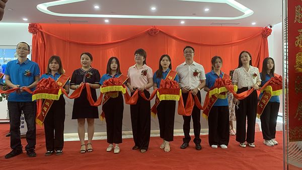 Vi feirer flytten til et nytt hus! Selskapets innvielsesceremoni for innflytelse