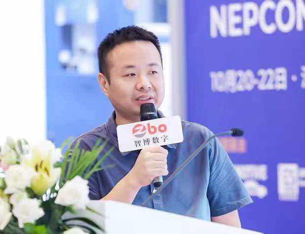 Å være den sterkeste hjernen til intelligente tjenesteroboter